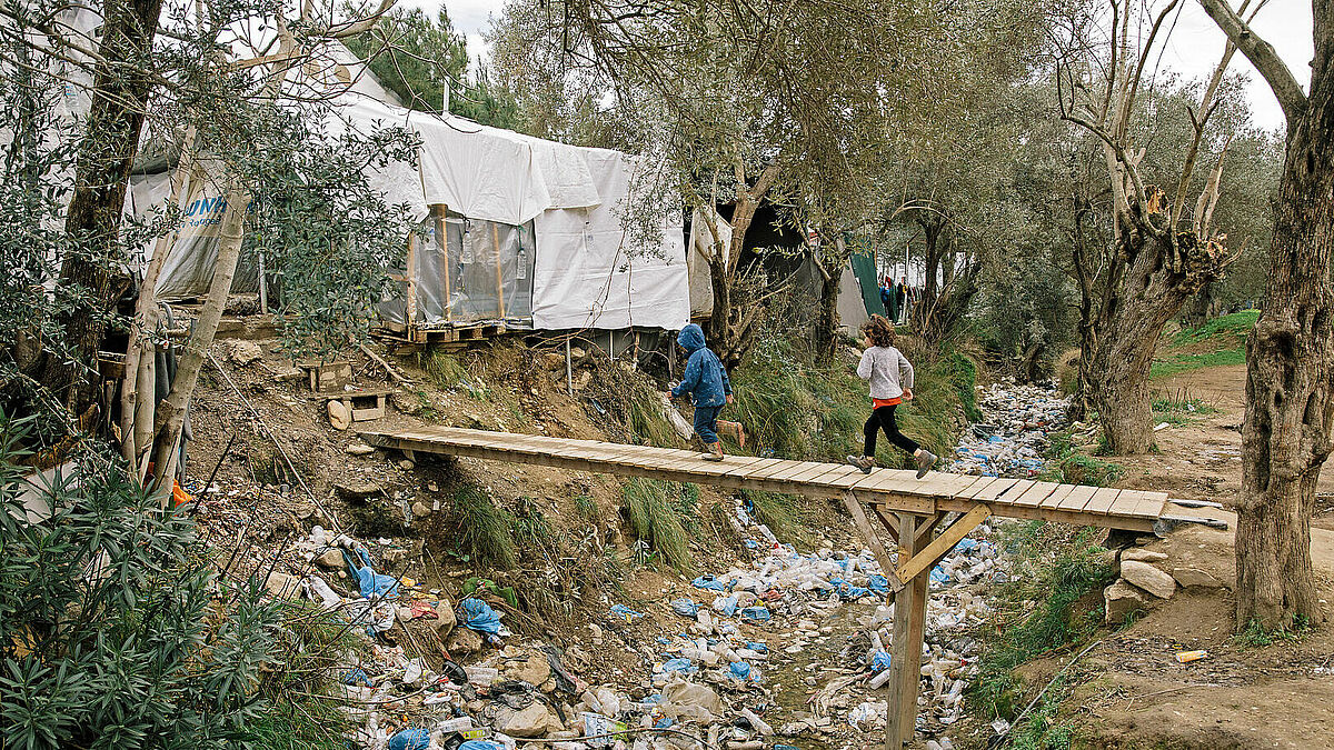 Flüchtlinge sind in Griechenland zum überwiegenden Teil auf den Aegaeis-Inseln Lesbos, Kos, Samos, Leros und Chios untergebracht. Dort harren zum Teil seit Jahren rund 40.000 Asylsuchende in völlig überfüllten Lagern aus. Besonders berüchtigt ist das Moria-Camp auf Lesbos, wo es immer wieder zu Ausschreitungen kommt (Foto vom 28.02.2020).  