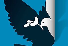 Eine Taube aus Papier, die Vorderseite ist dunkelblau, die Rückseite ist weiß, dreht ihren Kopf Richtung geöffnetem Flügel. Sie hält einen Ölzweig im Schnabel. Der Hintergrund ist blau. 