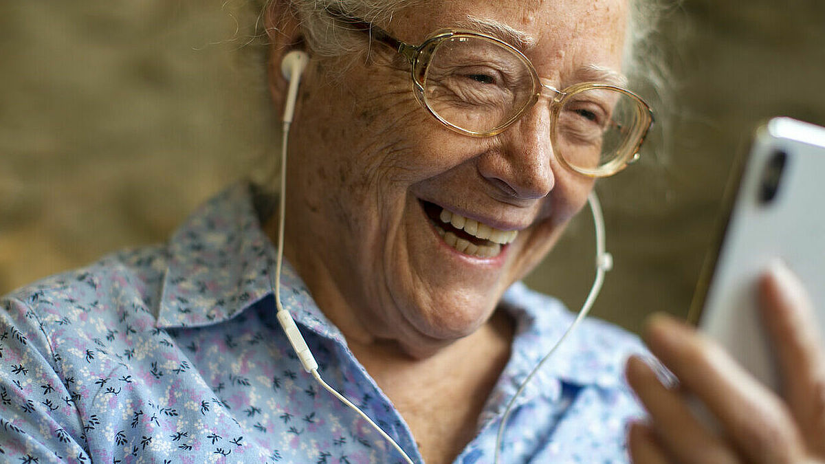 Mit der Aktion "Augenkontakt. Isolation überbrücken" können Klinik- und Heim-Seelsorger Videokontakt zwischen Patienten und deren Angehörigen ermöglichen, wenn Besuche aus Infektionsschutzgründen nicht möglich sind.