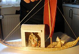 In der Krippenausstellung in der Greifswalder Marienkirche sind unter anderem Krippenboote des Modellbauers Bernd Tilgner zu sehen. 