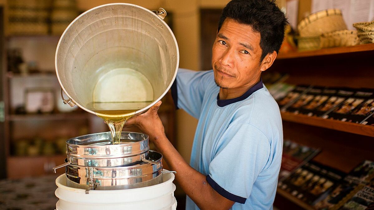 Imker in Oguasu (Paraguay): Brot für die Welt hat den Menschen vor Ort geholfen, nicht nur eigenes Gemüse anzubauen, sondern auch Bienen zu züchten, um Honig herzustellen.