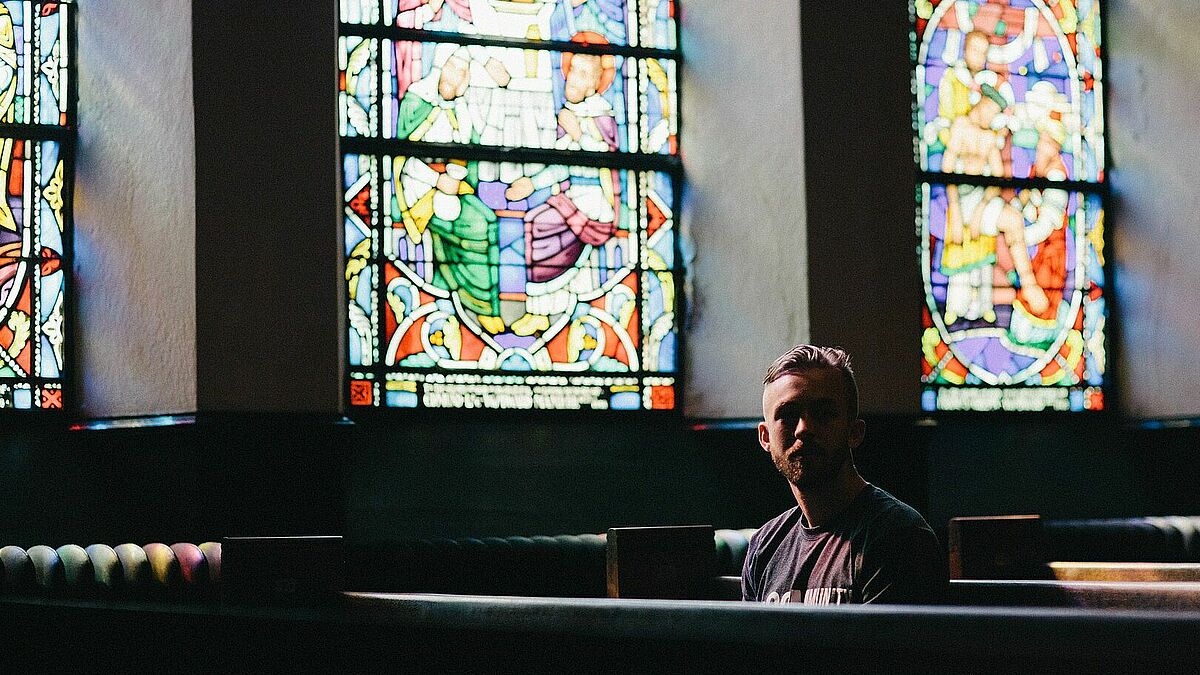 Mann in der Kirche