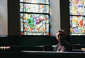Mann in der Kirche