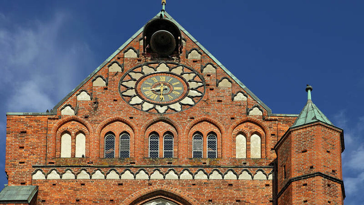 Münster in Bad Doberan, Giebel der Westseite der im späten 13. Jahrhundert erbauten hochgotischen Kirche des ehemaligen Zisterzienserklosters