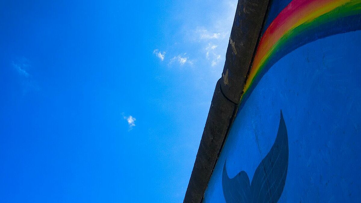 Auf dem längsten noch erhaltenen Teilstück der Berliner Mauer ist heute die East Side Gallery, eine dauerhafte Open-Air-Galerie im Stadtteil Friedrichshain.  Auf 1,3 Kilometern Länge haben Künstler die ehemalige innerdeutsche Grenze in ein buntes Mahnmal verwandelt.