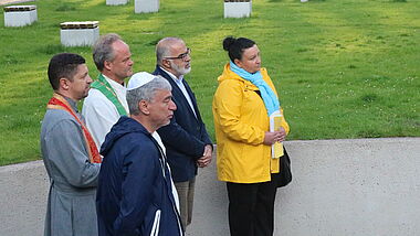 Beten gemeinsam für den Frieden: Juri Rosov, Yurij Chormiy, Bischof Tilman Jeremias, Maher Fakhouri und Tetiana Sushko.