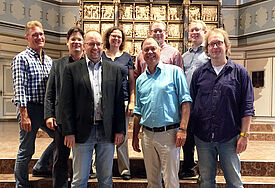 In St. Laurentii, der Innenstadtkirche von Itzehoe: Propst Dr. Thomas Bergemann (li.), Landeskirchenmusikdirektor Hans-Jürgen Wulf (vorne links), Präses Dr. Andreas Tietze (vorne mittig) mit Kirchenkreiskantor Kristian Schneider, Dr. Stephan A. Reinke, Beauftragter für Popularmusik im Kirchenkreis, Stefan und Christian Gladow, Dörthe Landmesser, Kirchenmusiker im Kirchenkreis. Foto: Dietrich Kreller.