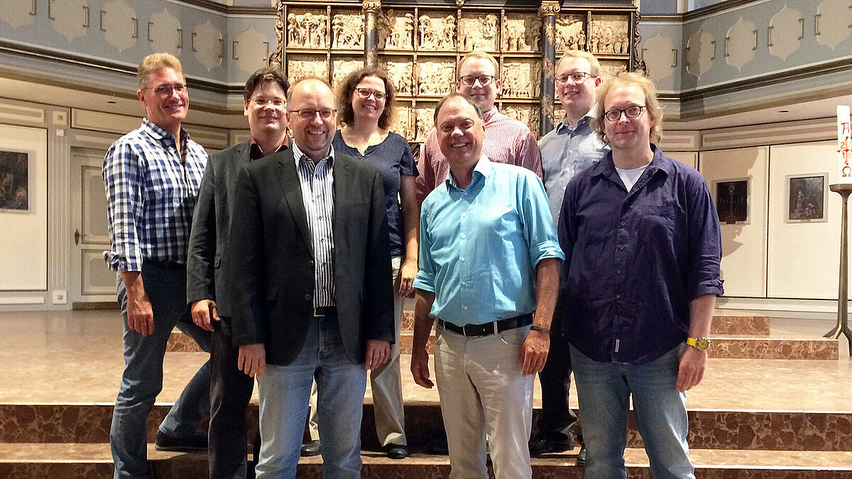 In St. Laurentii, der Innenstadtkirche von Itzehoe: Propst Dr. Thomas Bergemann (li.), Landeskirchenmusikdirektor Hans-Jürgen Wulf (vorne links), Präses Dr. Andreas Tietze (vorne mittig) mit Kirchenkreiskantor Kristian Schneider, Dr. Stephan A. Reinke, Beauftragter für Popularmusik im Kirchenkreis, sowie die Kirchenmusiker Stefan und Christian Gladow und Dörthe Landmesser. Foto: Dietrich Kreller.