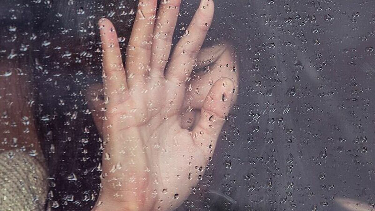 Raus aus der unsichtbaren Zone: "Beziehungstat" oder "Familiendrama" sind nicht die richtigen Begriffe, wenn es um Gewalt an Frauen geht. Unrecht muss klar benannt werden, um auch als solches wahrgenommen und geahndet zu werden, fordert die Nordkirche.  