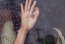 Frau am Fenster