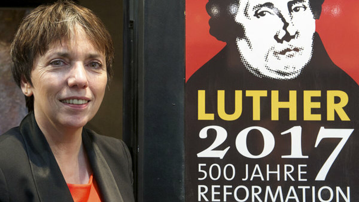 Die Botschafterin der Evangelischen Kirche in Deutschland (EKD) für das Reformationsjubiläum 2017, Pfarrerin Margot Käßmann, am Donnerstag (14.03.2013) auf der Leipziger Buchmesse neben einem Luther-Plakat zum 500. Reformationsjubiläum im Jahr 2017 .