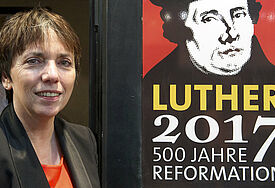 Die Botschafterin der Evangelischen Kirche in Deutschland (EKD) für das Reformationsjubiläum 2017, Pfarrerin Margot Käßmann neben einem Luther-Plakat zum 500. Reformationsjubiläum im Jahr 2017 .