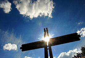 Offener Himmel, Wolken, Wasser: die Nordkirche lädt zu Gottesdiensten ein © epd-bild