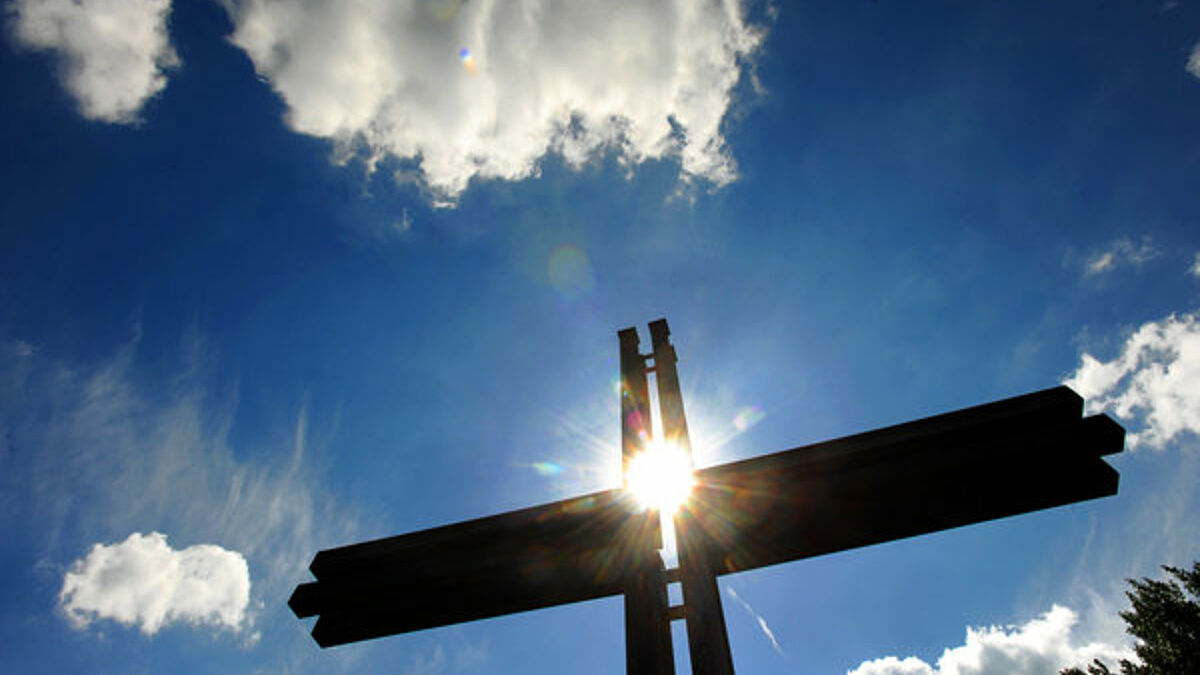 Offener Himmel, Wolken, Wasser: die Nordkirche lädt zu Gottesdiensten ein © epd-bild