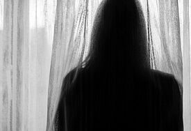 Frau am Fenster 