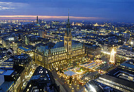 Das Hamburger Rathaus mit historischem Weihnachtsmarkt