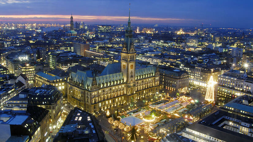 Das Hamburger Rathaus mit historischem Weihnachtsmarkt