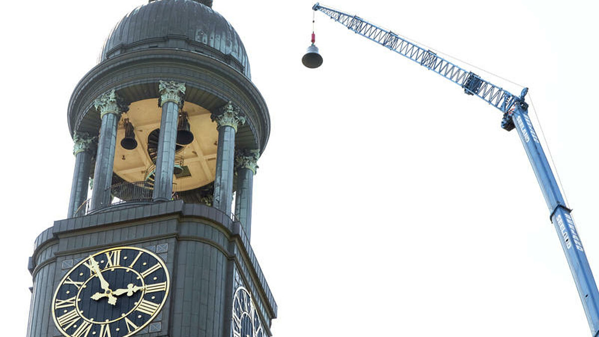 Nach monatelanger Verzoegerung hat die evangelische Hamburger Hauptkirche St. Michaelis (Michel) am Donnerstag (19.05.16) zwei neuen Glocken bekommen. Mit einem Baukran wurden die Vaterunserglocke (Foto) und die Friedensglocke mit einem Gesamtgewicht von 2,2 Tonnen auf den Turm gezogen. Damit ist das Uhrschlagwerk im Michel erstmals seit fast 100 Jahren wieder komplett. Die Schlag-Glocken wurden im Juni 2015 in Hessen gegossen. Fuer die Aktion kamen insgesamt 350.000 Euro Spendergelder zusammen. (Siehe epd-Meldung vom 19.05.16)