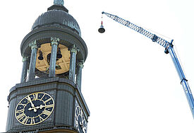 Die evangelische Hamburger Hauptkirche St. Michaelis hatte im Mai zwei neuen Glocken bekommen - mittlerweile sind die Vaterunserglocke (Foto) und die Friedensglocke aufgehängt und werden am Sonntag, 19.Juni, zum ersten Mal angeschlagen 