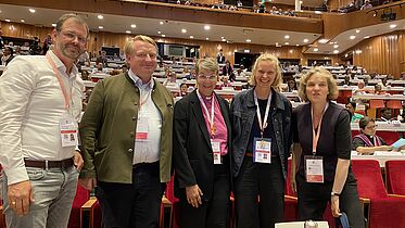 Die Delegierten der Nordkirche im Plenum kurz vor dem offiziellen Beginn der Vollversammlung des Lutherischen Weltbundes in Krakau. Von links nach rechts: Christian Wollmann, Christoph Stumpf, Landesbischöfin Kristina Kühnbaum-Schmidt, Lena Nickels, Astrid Kleist.