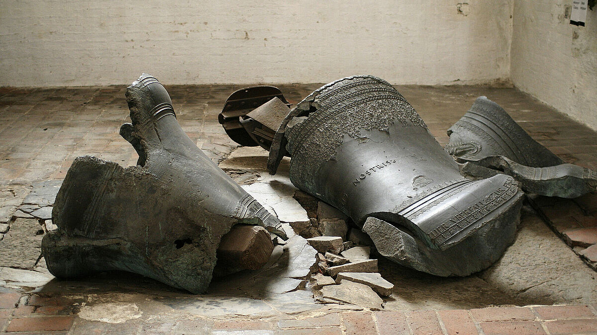 Mahnmal-Glocken in der Gedenk-Kapelle der Marienkirche in Lübeck, die 1942 bei der Zerstörung der Kirche während des  Bombenangriffs vom 28./29.03.1942 aus 60 m Höhe in den Südturm gestürzt waren.