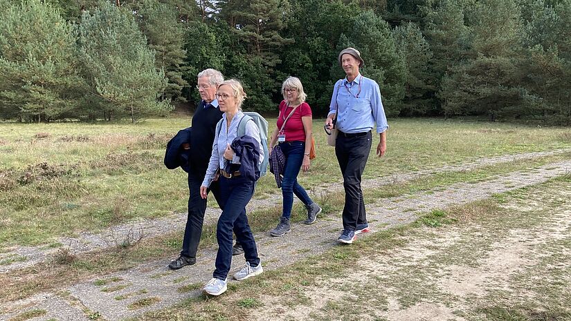 Auf dem Weg: Henning von Wedel und Nora Steen (vorne) pilgern entlang der ehemaligen deutschen Grenze. 