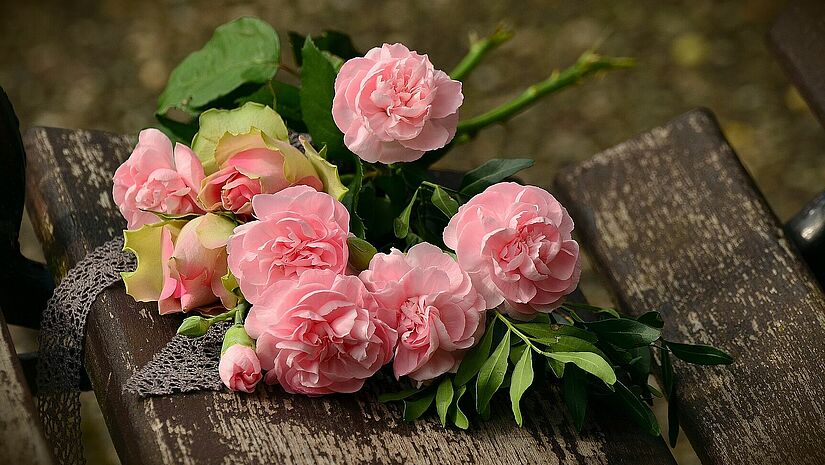 Rosen gelten als Liebessymbol. Der Legende nach verschenkte sie schon Valentin von Rom an Verliebte. Strauß rosa Rosen