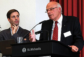 Landesbischof Gerhard Ulrich (rechts) hielt den Impulsvortrag der Konferenz 