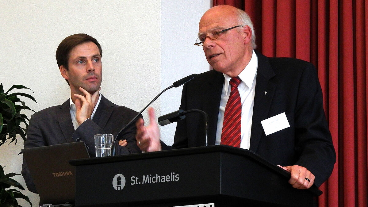 Landesbischof Gerhard Ulrich (rechts) hielt den Impulsvortrag der Konferenz zum Thema „Nordkirche im Zeichen interkultureller Öffnung – Erfahrungen und Perspektiven des Prozesses“. Pastor Dr. Hauke Christiansen (links), Referent im Dezernat Mission, Ökumene, Diakonie des Landeskirchenamtes, moderierte die anschließende Gesprächsrunde. 