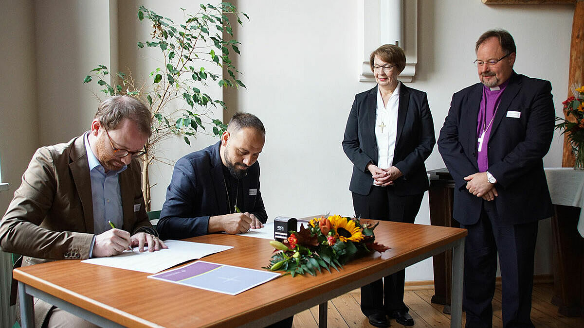 Zu den Unterzeichnenden gehörten neben Bischof Dezsö Zoltán Adorjáni (v.r.) und Landesbischöfin Kristina Kühnbaum-Schmidt auch Oberkirchenrat Dekan Attila Fehér sowie Arne Gattermann, Mitglied der Kirchenleitung der Nordkirche 