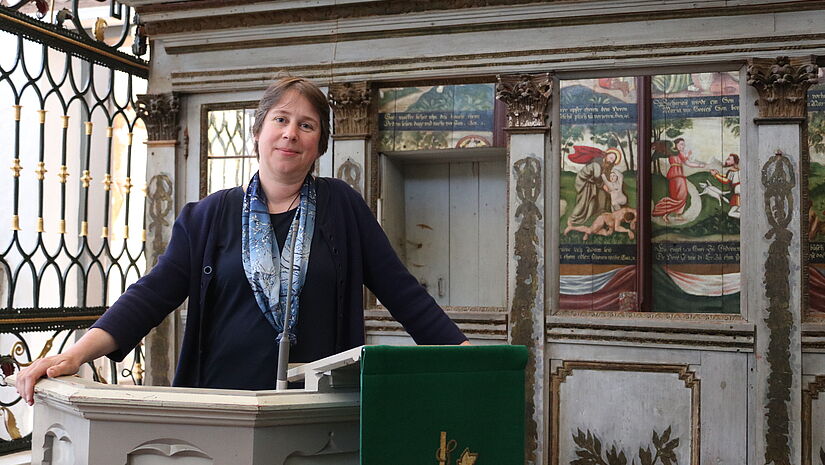 Klosterpredigerin Dr. Uta Andrée in der Kanzel der Klosterkirche