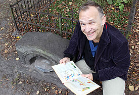 Liegt er hier wirklich? Hobby-Historiker Michael Borkowski am vermeintlichen Suppenkaspar-Grab