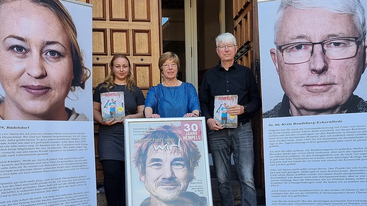 HEMPELS wird 30: Für den runden Geburtstag des Straßenmagazins öffnet Pastorin Maren Schmidt (Foto mi.) die Türen der St. Nikolaikirche in Kiel. Mit der zentralen Jubiläumsfeier am 11. Juli startet auch die Ausstellung "Menschen wie wir". Sie zeigt zwölfs Porträts, u.a. von Alina (Verkäuferin) und Jo Tein, Vorsitzender und einer der Gründungsväter des Magazins. 