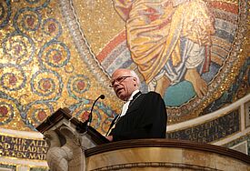 Landesbischof Gerhard Ulrich vor einer prachtvollen Wandverzierung in der Christuskirche in Rom