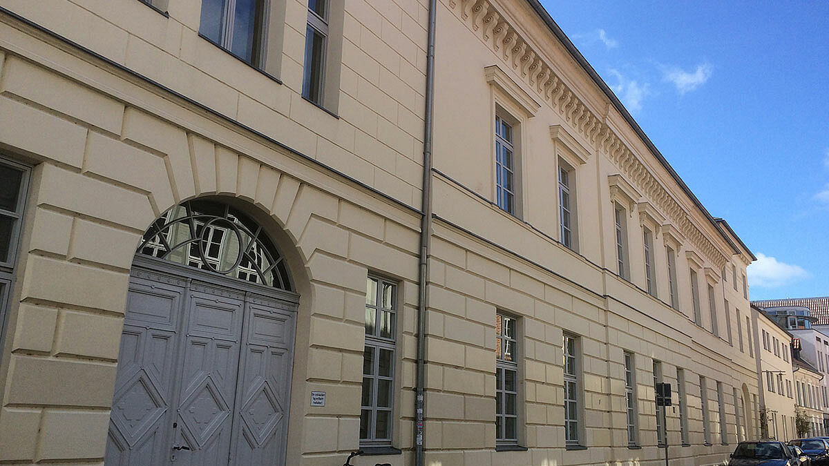 Im Landeskirchenamt in Schwerin treffen am Montag Mitglieder der Ersten Kirchenleitung und der Landesregierung Mecklenburg-Vorpommerns zusammen