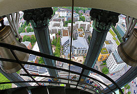 Anschlagen der neuen Glocken Vaterunser-Glocke (links) und der kleineren Friedensglocke im Turm der St. Michaelis Kirche Hamburg