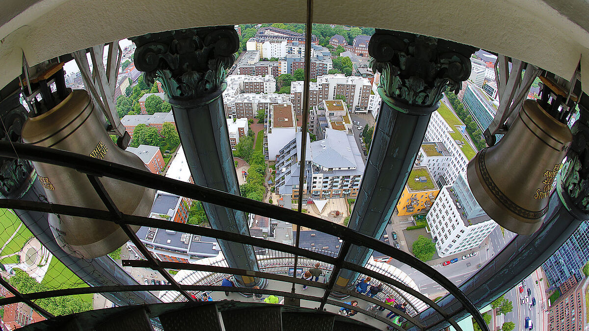 Anschlagen der neuen Glocken Vaterunser-Glocke (links) und der kleineren Friedensglocke im Turm der St. Michaelis Kirche Hamburg am 19.6.2016