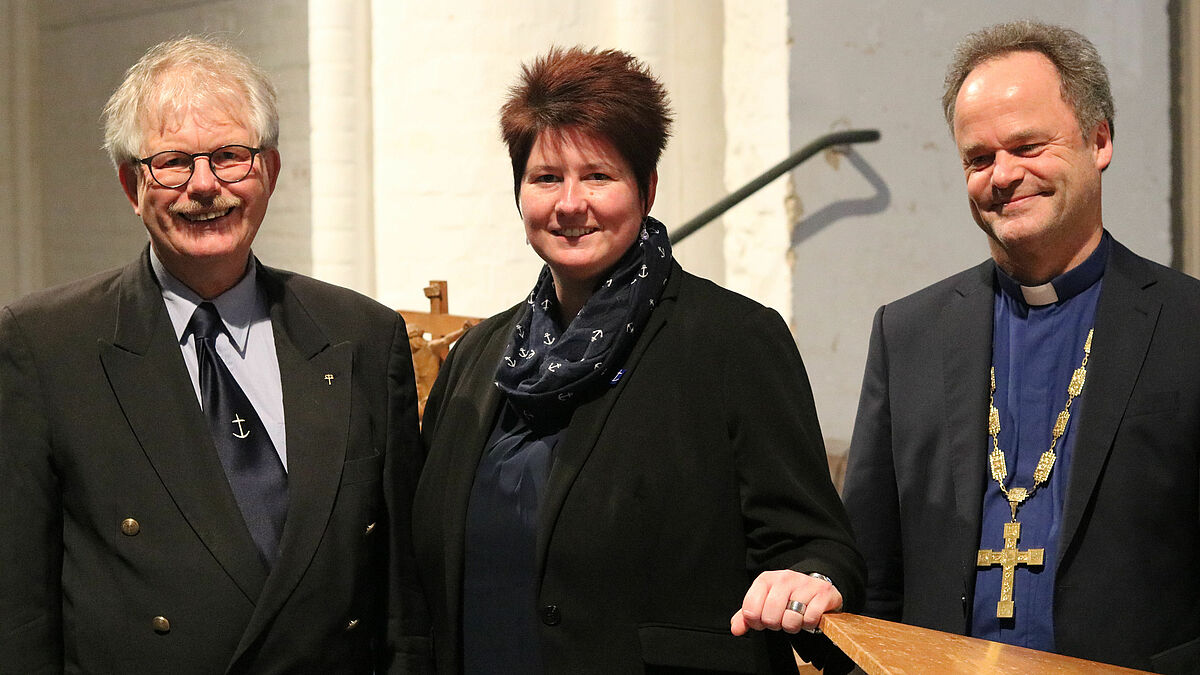 Seemannsdiakon Folkert Janssen (links) mit seiner Nachfolgerin Stefanie Zernikow und Bischof Tilman Jeremias in der Rostocker Nikolaikirche.