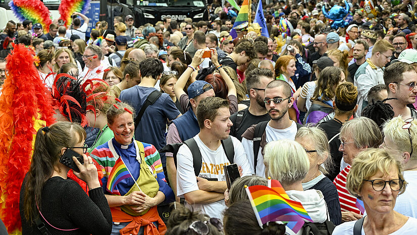 Blick auf hunderte Demonstrierende bei CSD 2025 Blick auf hunderte Demonstrierende bei CSD 2025