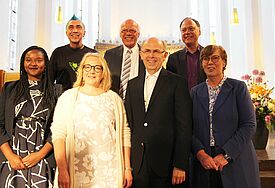 Gastgeber und Gäste beim Sommerempfang der Nordkirche in Kiel: v.l.n.r. MdL Aminata Touré, Schulleiter Matthias Isecke-Vogelsang, Synodale Telse Vogt, Landesbischof  Gerhard Ulrich, Bischof Gothart Magaard, Präses Dr. Andreas Tietze, Justizministerin Dr. Sabine Sütterlin-Waack