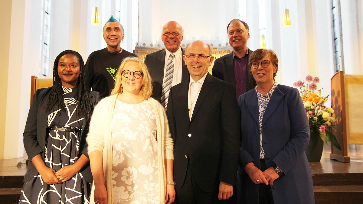Gastgeber und Gäste des Sommerempfangs: Aminata Touré (v.l.), Matthias Isecke-Vogelsang, Telse Vogt, Gerhard Ulrich, Gothart Magaard, Dr. Andreas Tietze und Dr. Sabine Sütterlin-Waack.