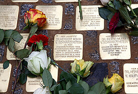 Stolpersteine, wie hier in Berlin am früheren Sitz des Auswärtigen Amts, erinnern an Opfer des Nationalsozialismus. An Orten, an denen sie zuletzt gewohnt oder gewirkt haben, werden kleine, quadratische Betonsteine mit einer Messingplatte mit den Lebensdaten ins Straßenpflaster eingelassen. Inzwischen gibt es rund 100.000 Stolpersteine in 24 europäischen Ländern.