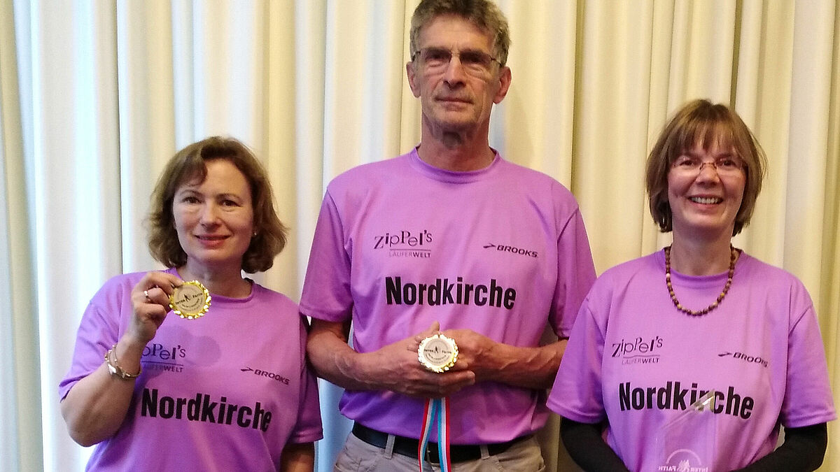Auf der Interfaith haben sie alle eine Medaille bekommen: Kerstin Ulrich (v.l.), Erhard Graf und Christine Böttger nach dem Halbmarathon.