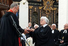 Bischof Tilman Jeremias entpflichtet Pröpstin Helga Ruch von ihrem Dienst