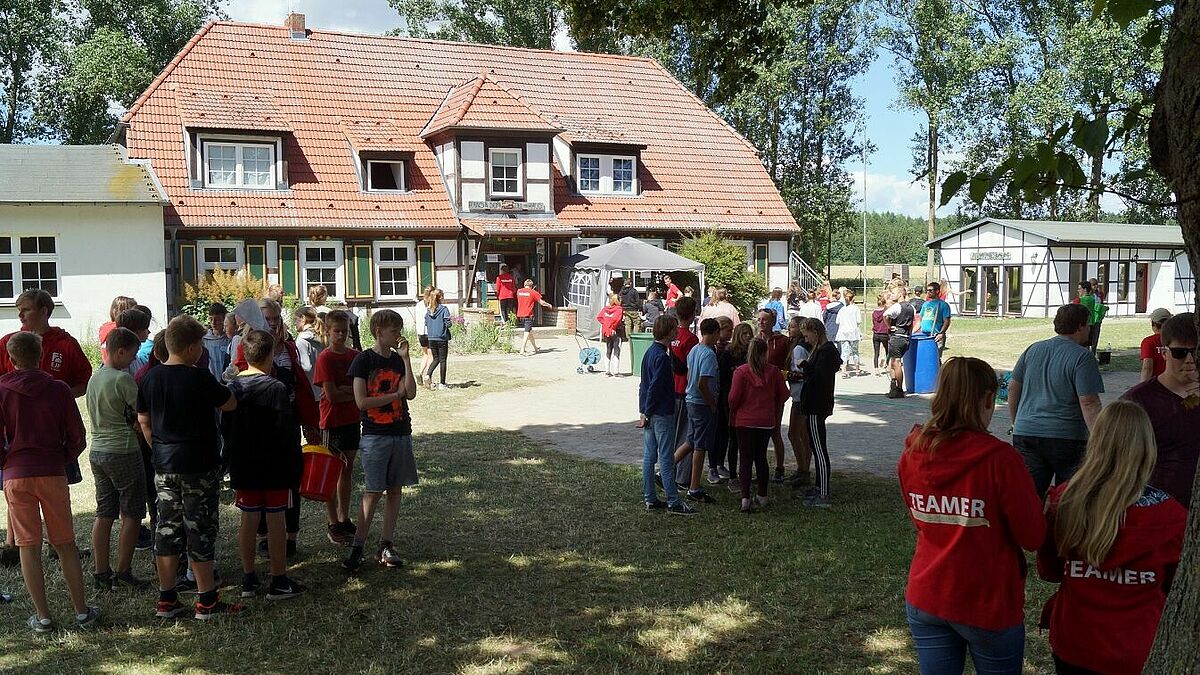 Mehr als 160 Konfirmandinnen und Konfirmanden und rund 70 Teamer trafen im Schullandheim Sassen bei Greifswald zum „Konficamp“ 2018. 