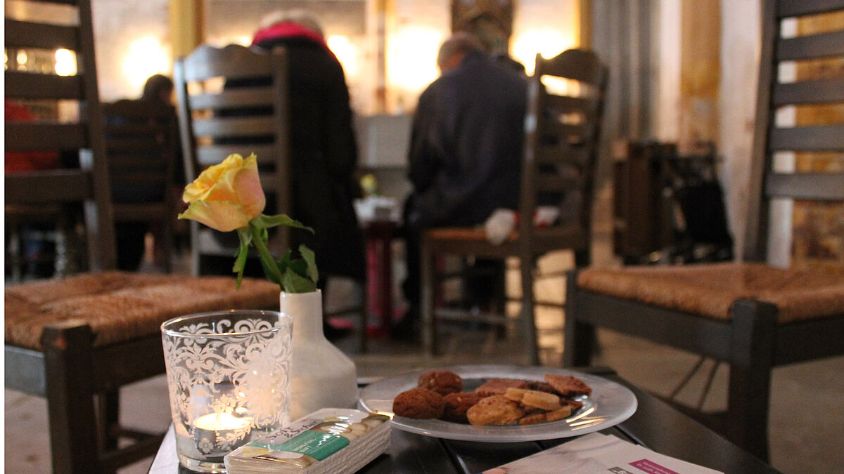 Im Erzählcafé der Lübecker Ausstellung "Bruchstücke - Kindsein und der Zweite Weltkrieg" können Menschen von ihren Erlebnissen während des Krieges erzählen. 