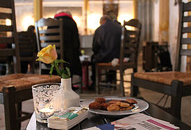 Im Erzählcafé der Lübecker Ausstellung "Bruchstücke - Kindsein und der Zweite Weltkrieg" können Menschen von ihren Erlebnissen während des Krieges erzählen. Seelsorger, Pastoren und Historiker stehen für Gespräche zur Verfügung.