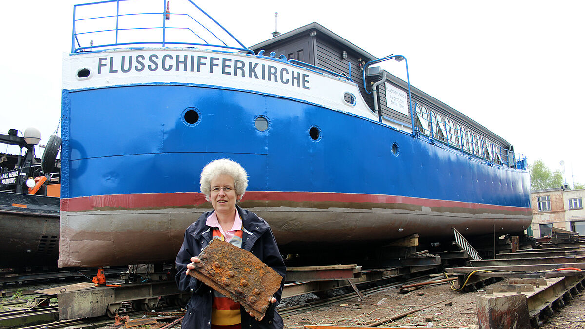 Die Vereinsvorsitzende der Flussschifferkirche, Christiane Hey-Laib,  schaut regelmäßig in der Flint-Werft vorbei, um zu sehen wie die Arbeiten an ihrer "Flusi" vorangehen.