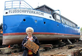 Die Vereinsvorsitzende der Flussschifferkirche, Christiane Hey-Laib,  schaut regelmäßig in der Flint-Werft vorbei, um zu sehen wie die Arbeiten an ihrer "Flusi" vorangehen.
