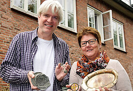 Der Schatz aus dem Kirchenkeller: Stefan Bemmé und Pastorin Angelika Doege-Baden-Rühlmann präsentieren den Fund